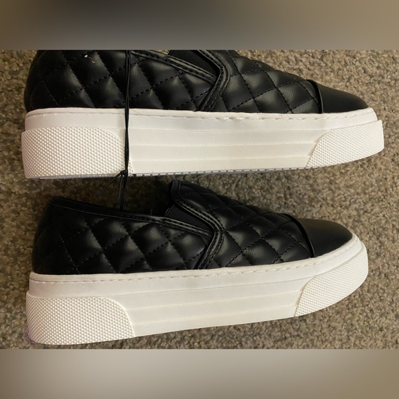 Steve Madden - Kids Luma - Slip On. Size 4 - Picture 3 of 5